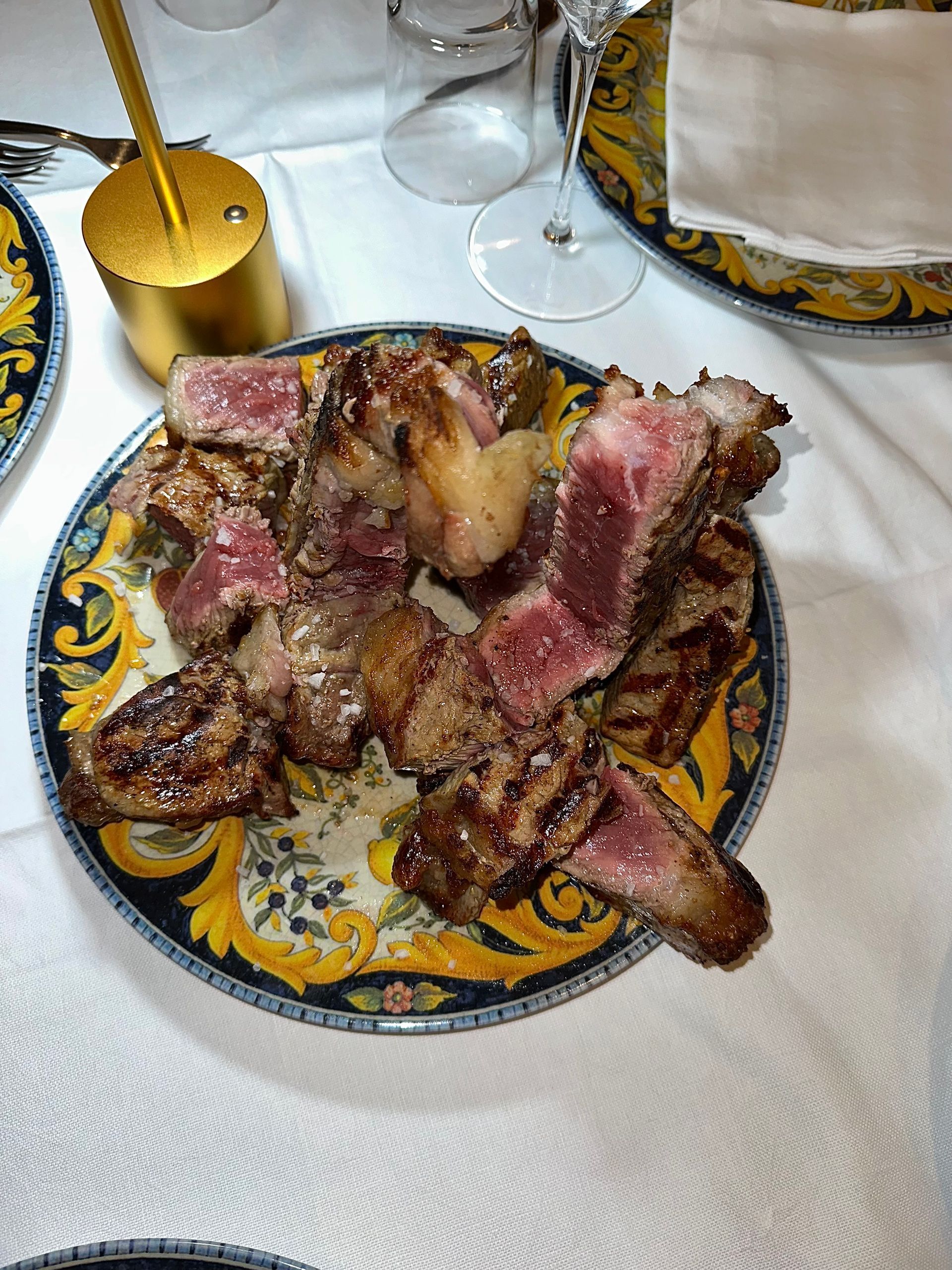 Un piatto di carne è appoggiato su un tavolo.