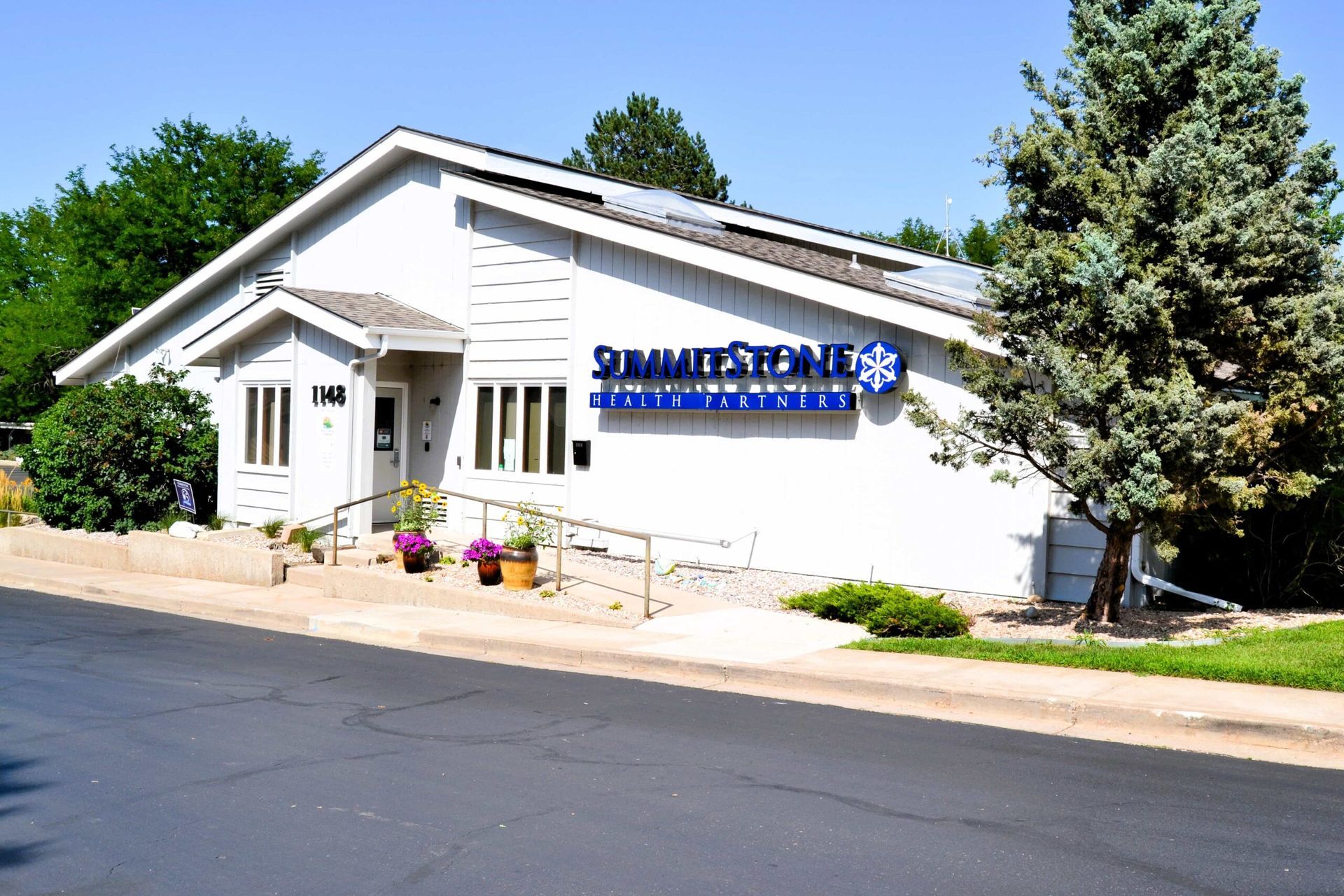 A white building with the word summit on it