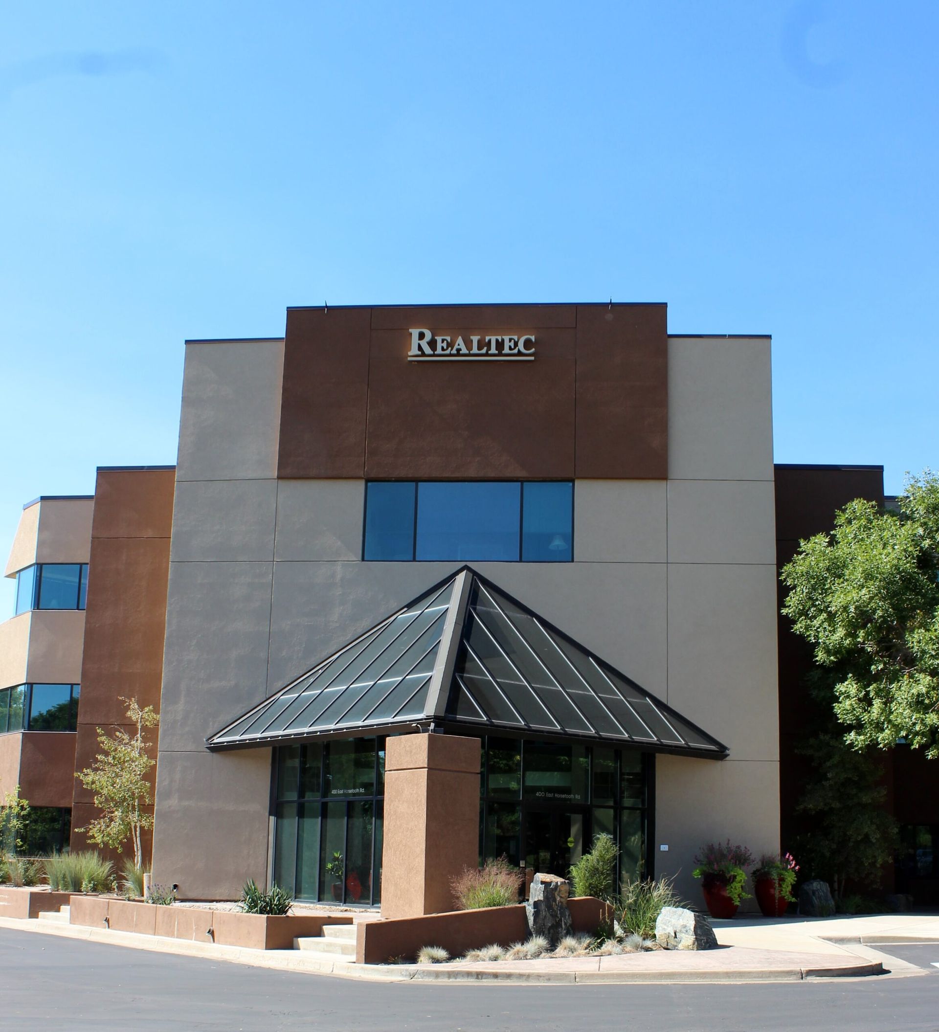 A large building with the word realty on it