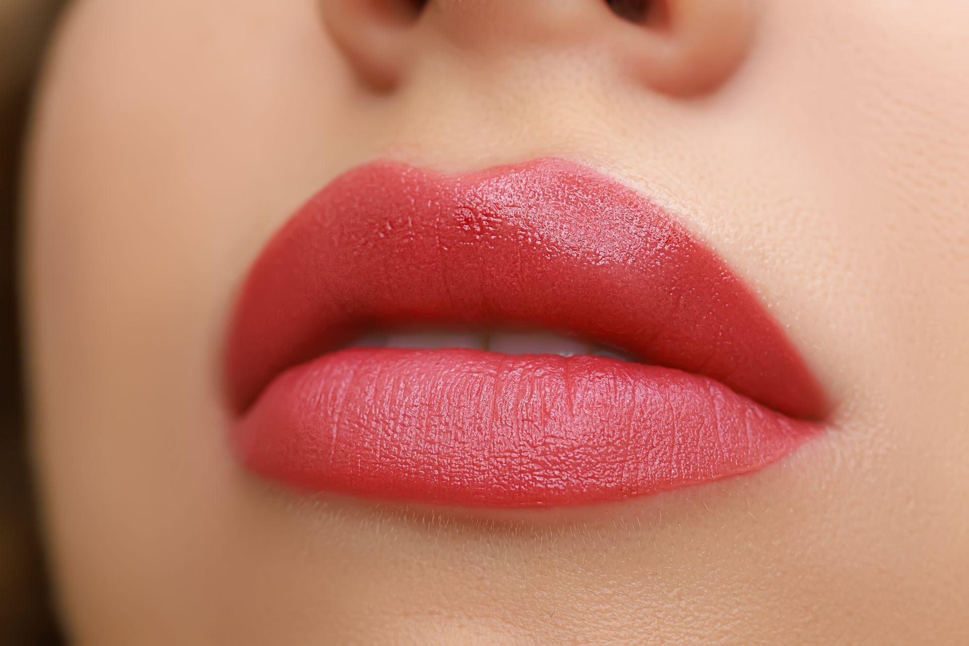 Eine Nahaufnahme der Lippen einer Frau mit rotem Lippenstift.