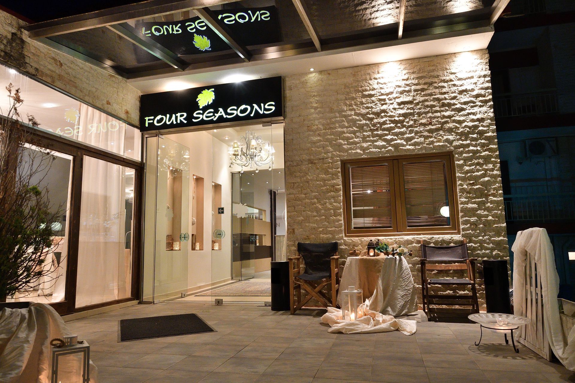 A brick building with a sign that says tour seasons on it