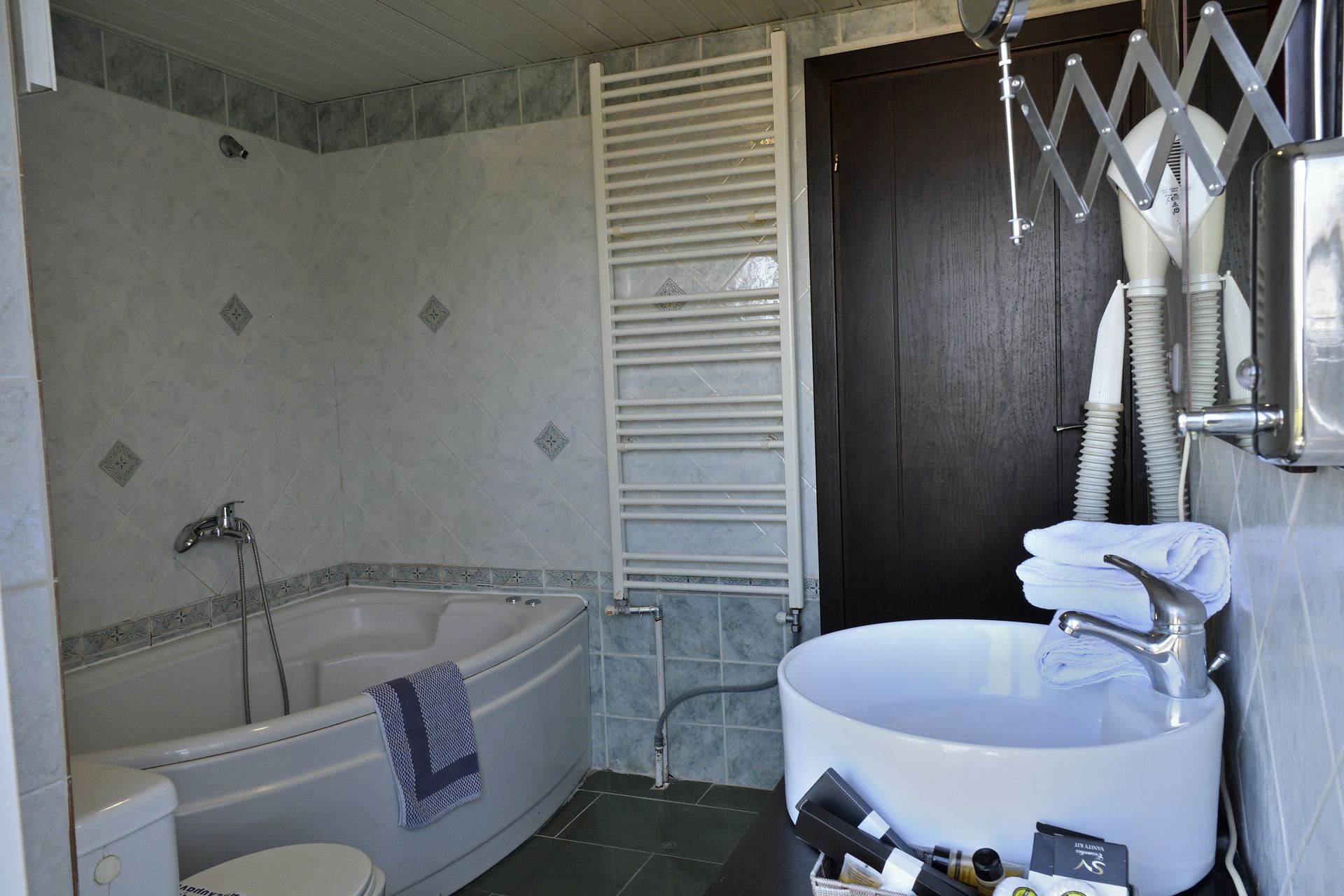 A bathroom with a tub , sink and toilet