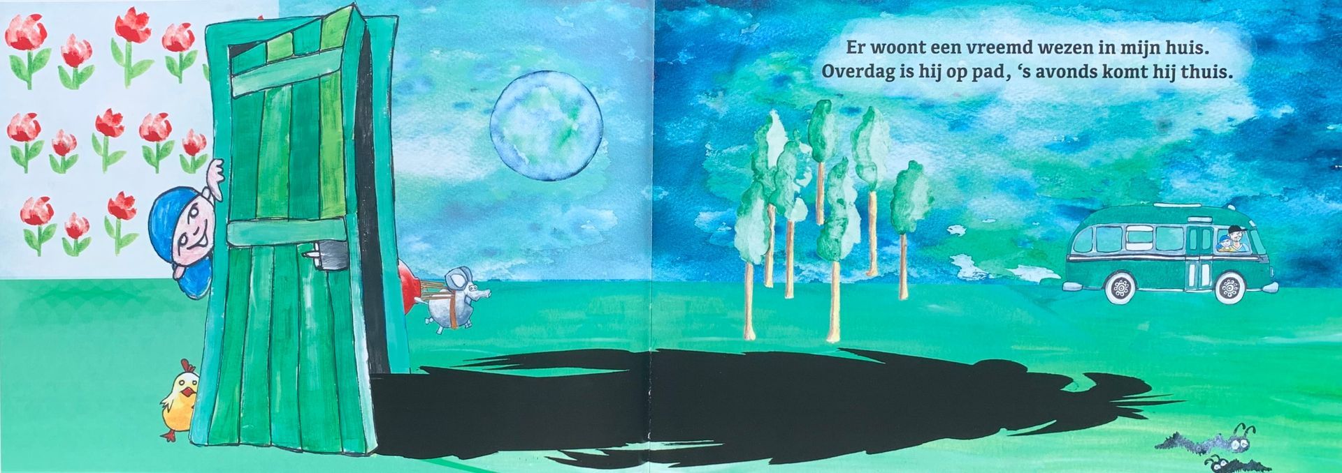 Een felblauwe muurschildering met een groene deur, bloemen, bomen, een maan en een kleine auto op een donkere weg.