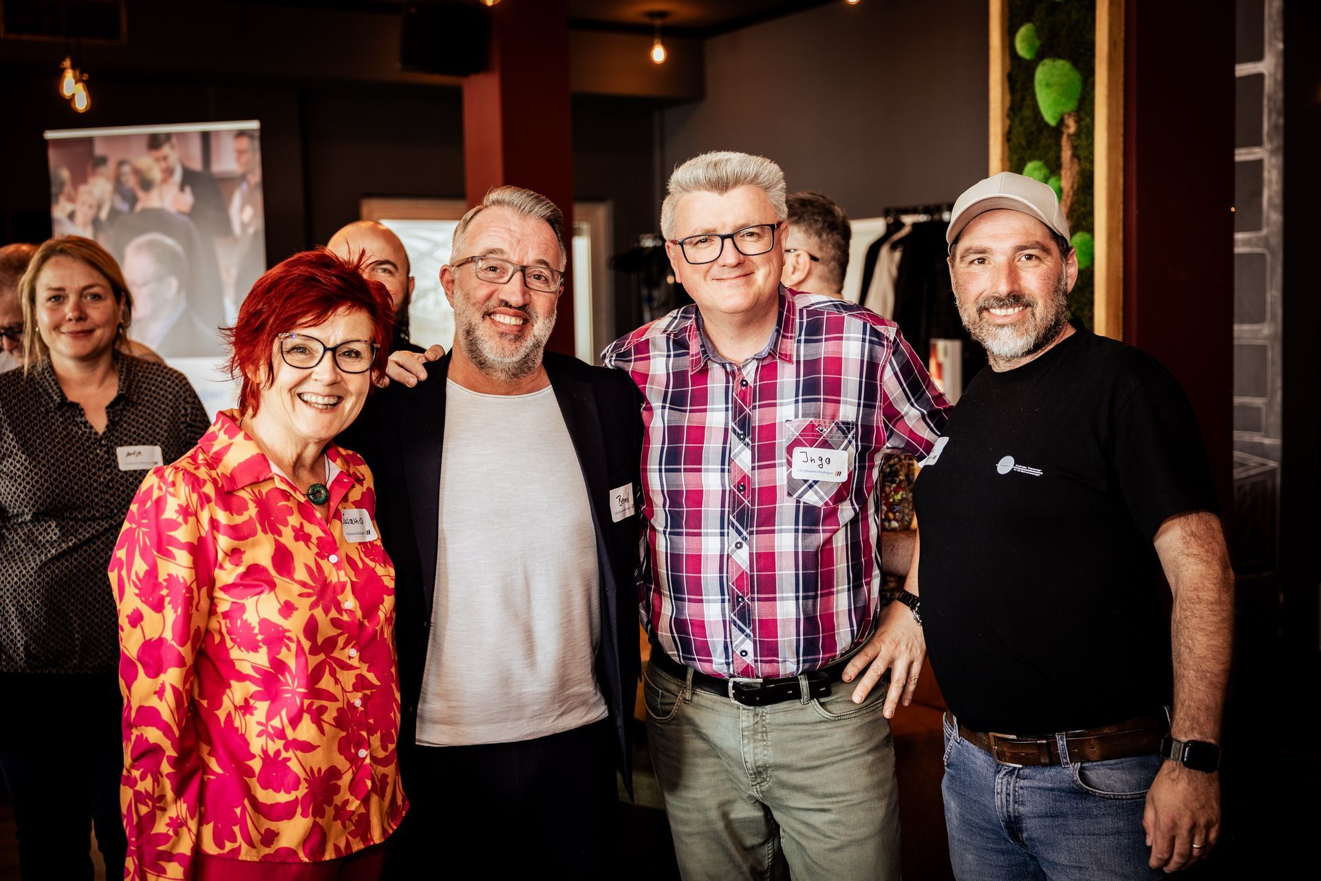 Ein Mann wird in einem Innenraum mit Kamera und Mikrofonangel gefilmt. Nachtszene, grüne Beleuchtung.