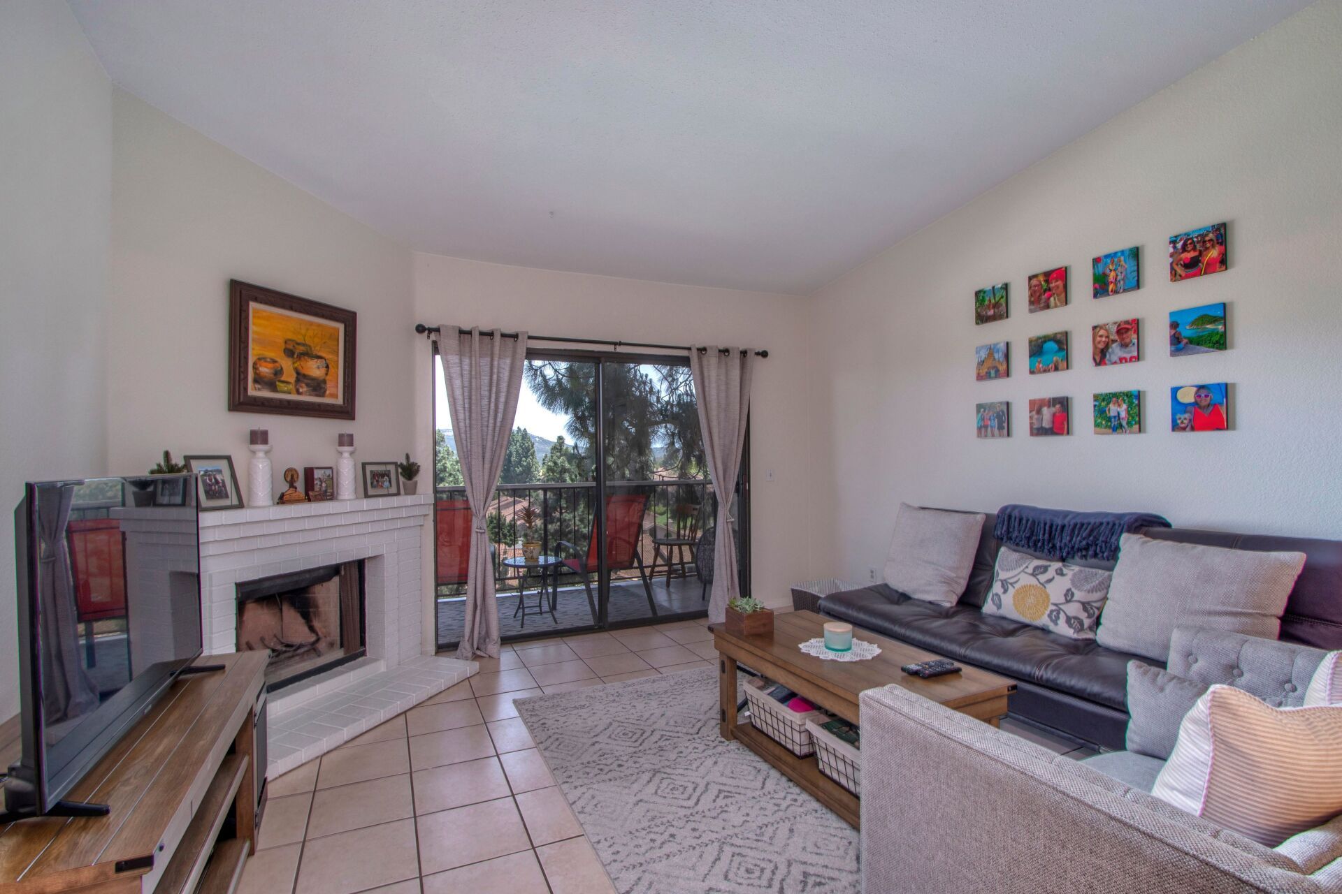 Bernardo Greens living room