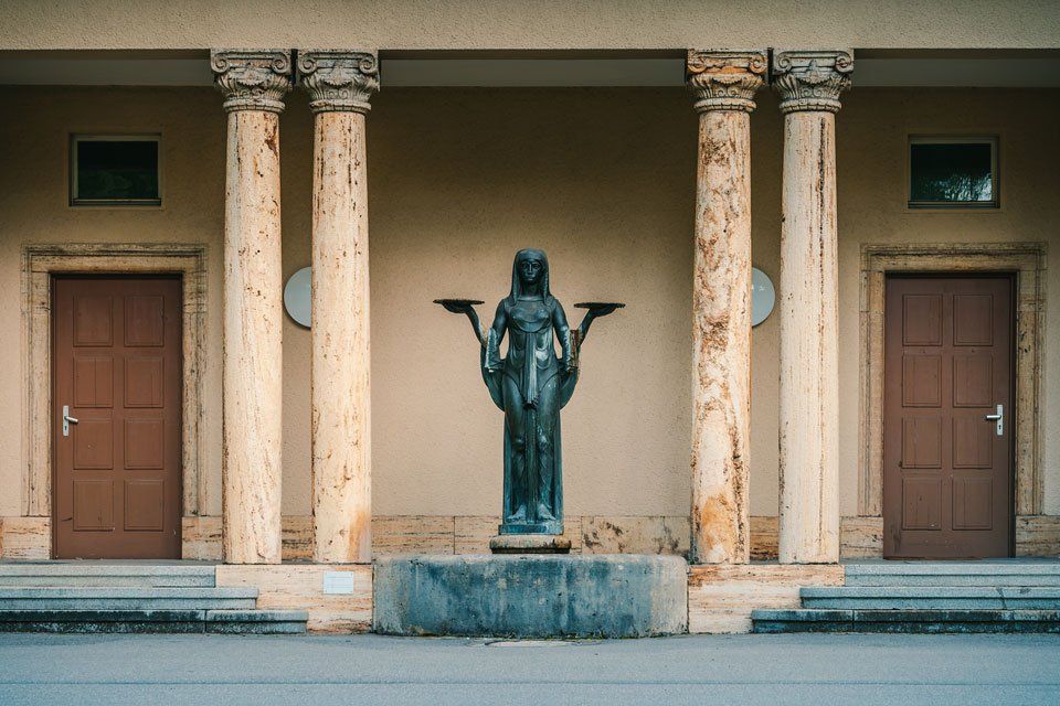 Statue auf dem Waldfriedhof in Stuttgart