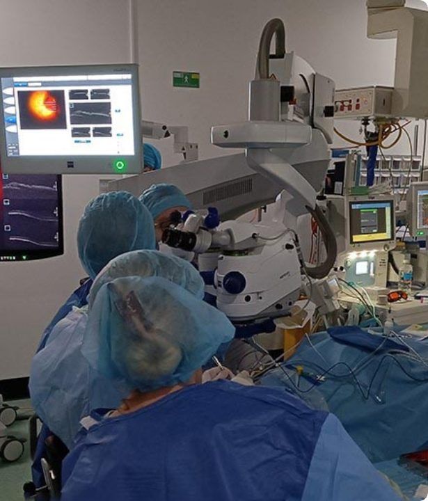Sala operatoria oculistica durante un intervento