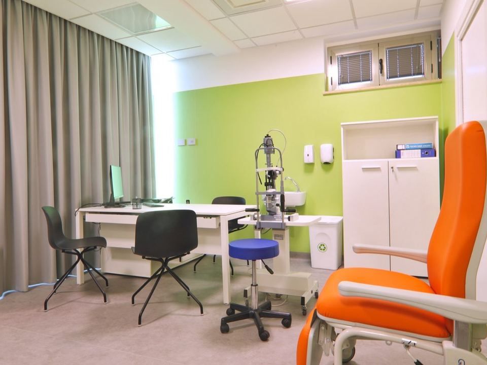 Lo studio oculistico del dott. Rechichi a Catanzaro: lampada a fessura, poltrona e postazione di refrazione
