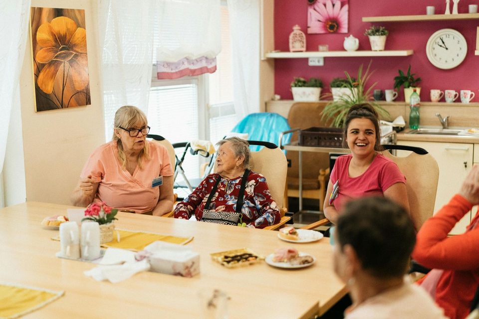 elderly people having fun eating | best assisted living apartment near springfield MO
