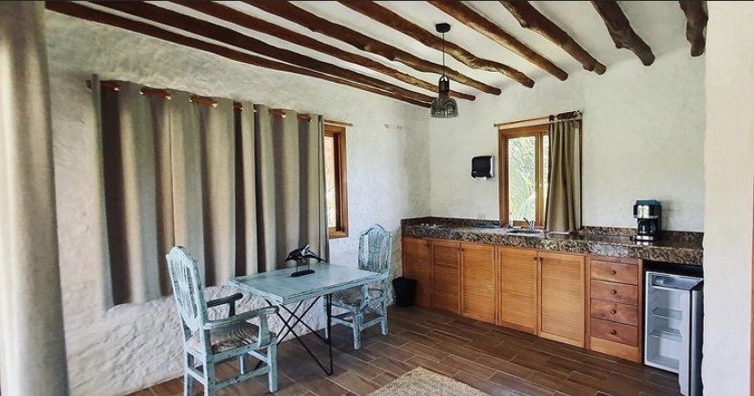 Una cocina con una mesa y sillas.