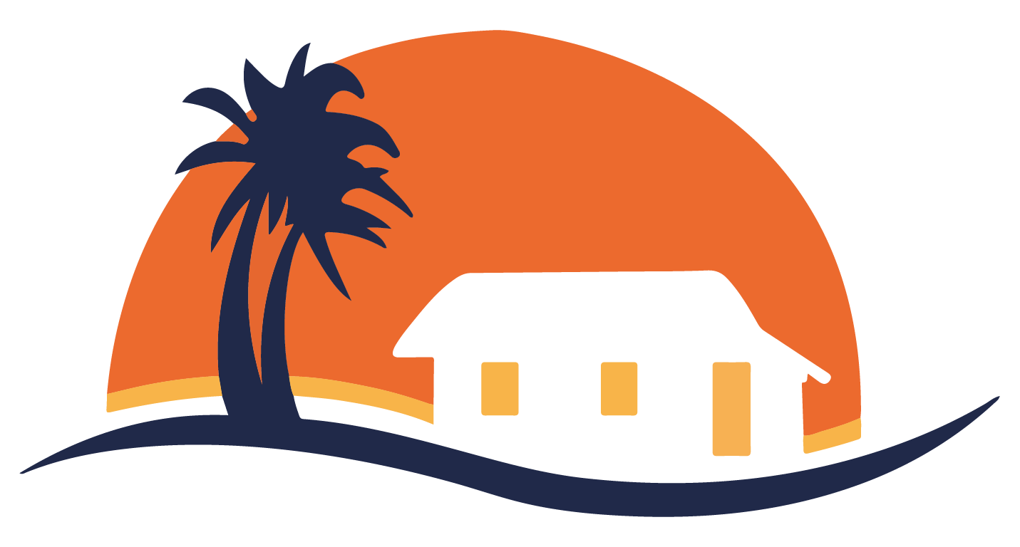 Una casa con una palmera frente a una puesta de sol.