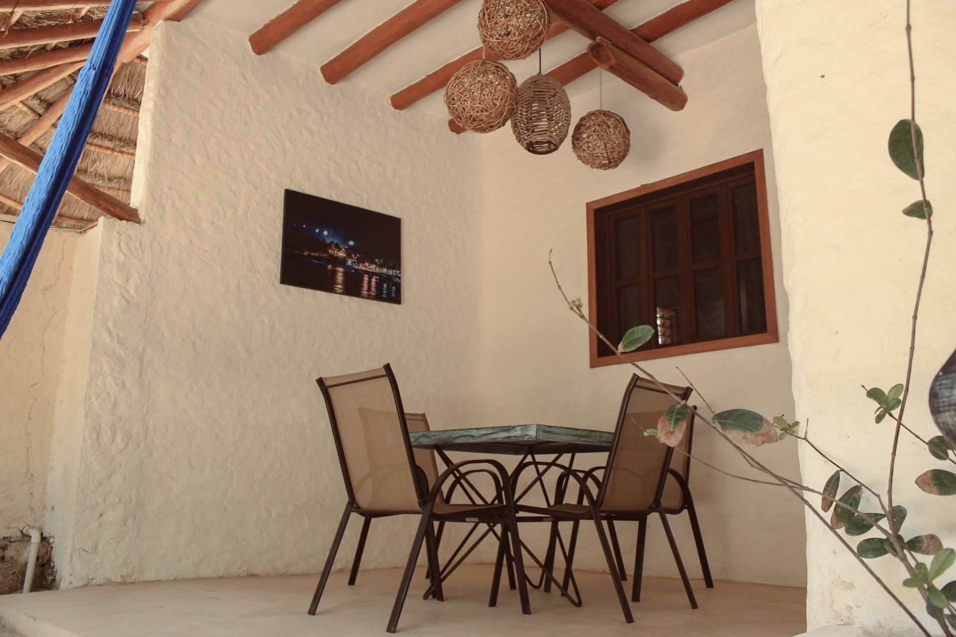 Una mesa y sillas en una habitación con un cuadro en la pared.