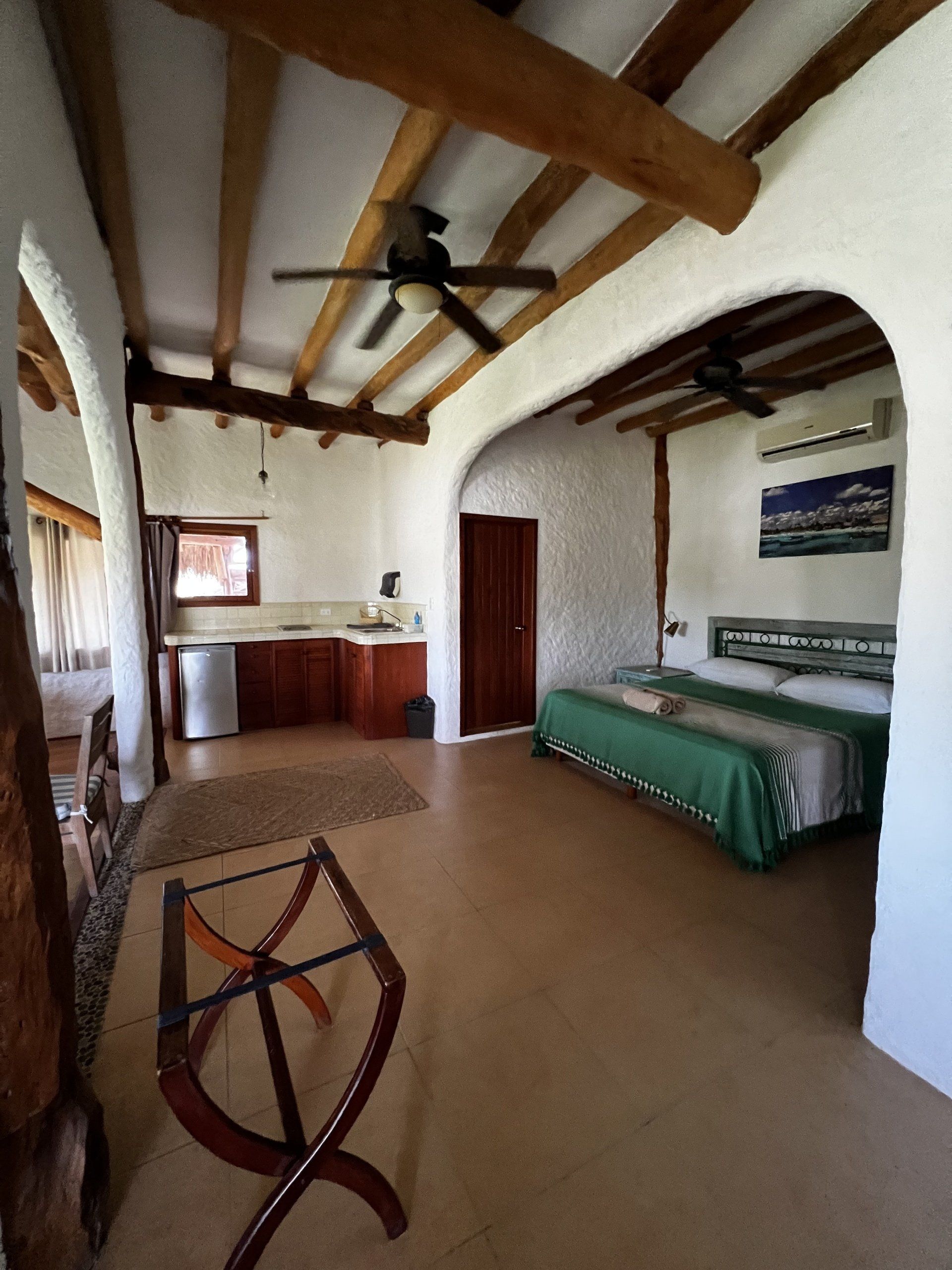 Un dormitorio con una cama grande y un ventilador de techo.