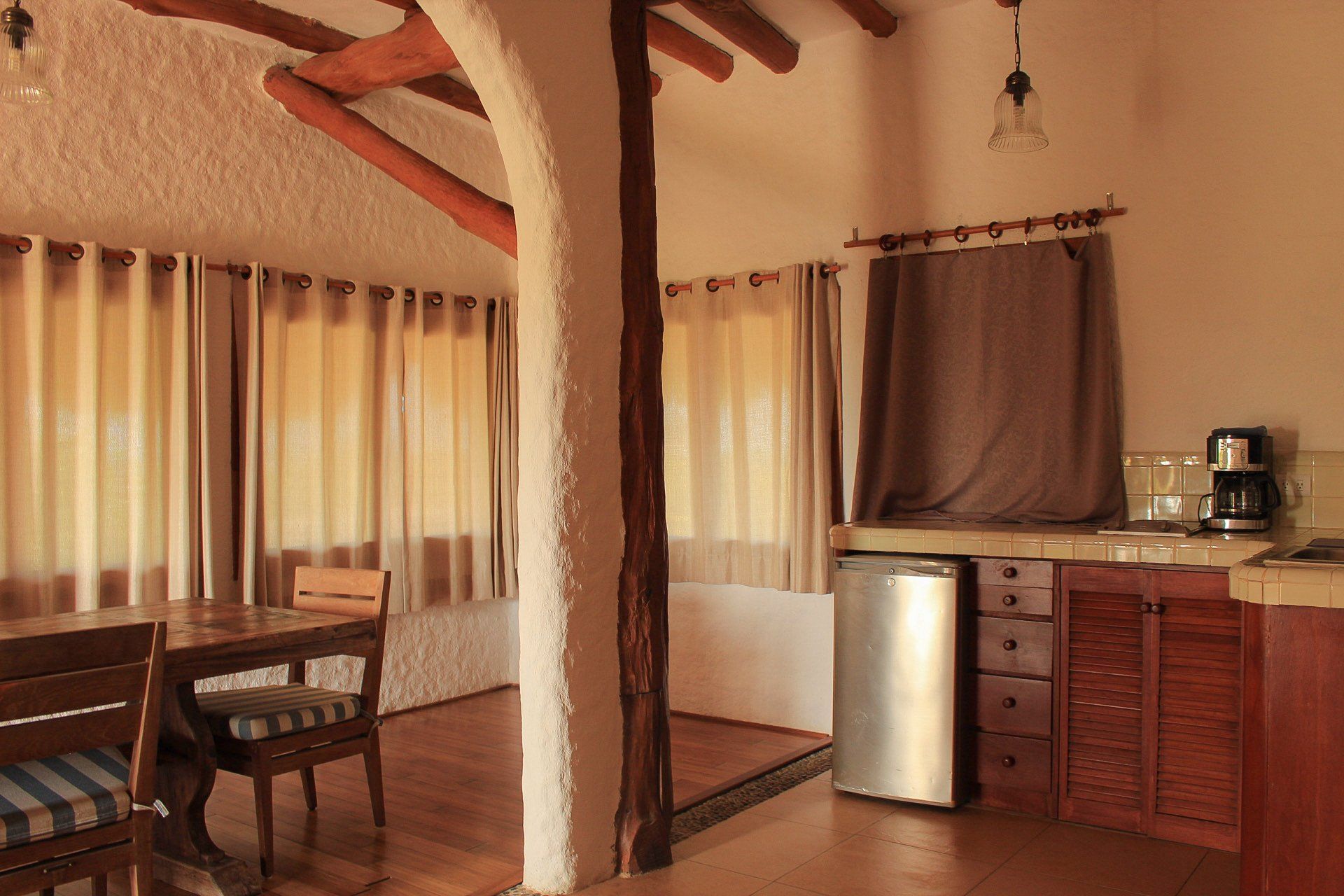 Una cocina con mesa y sillas y un refrigerador.