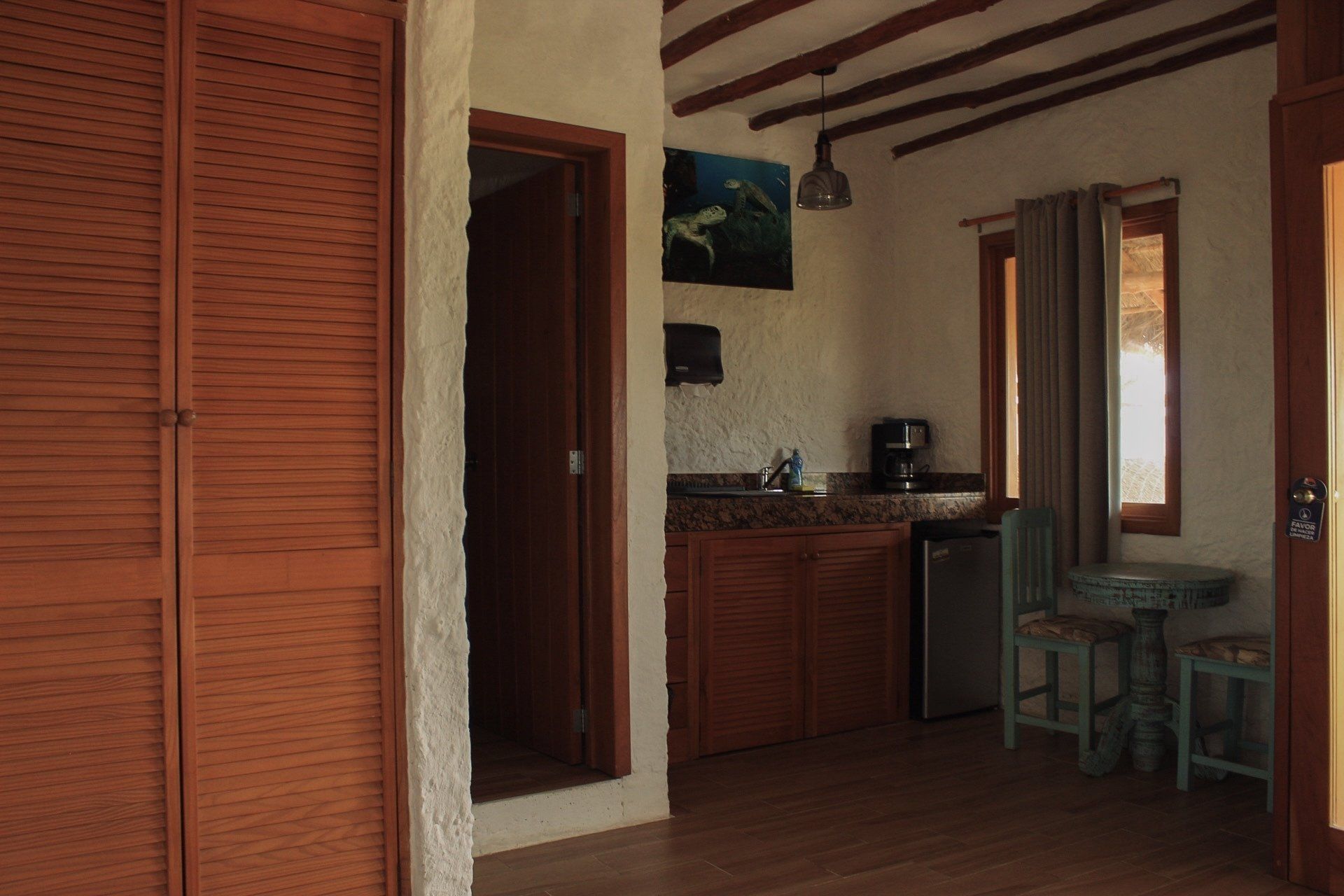 Una habitación con una cocina y una mesa dentro.