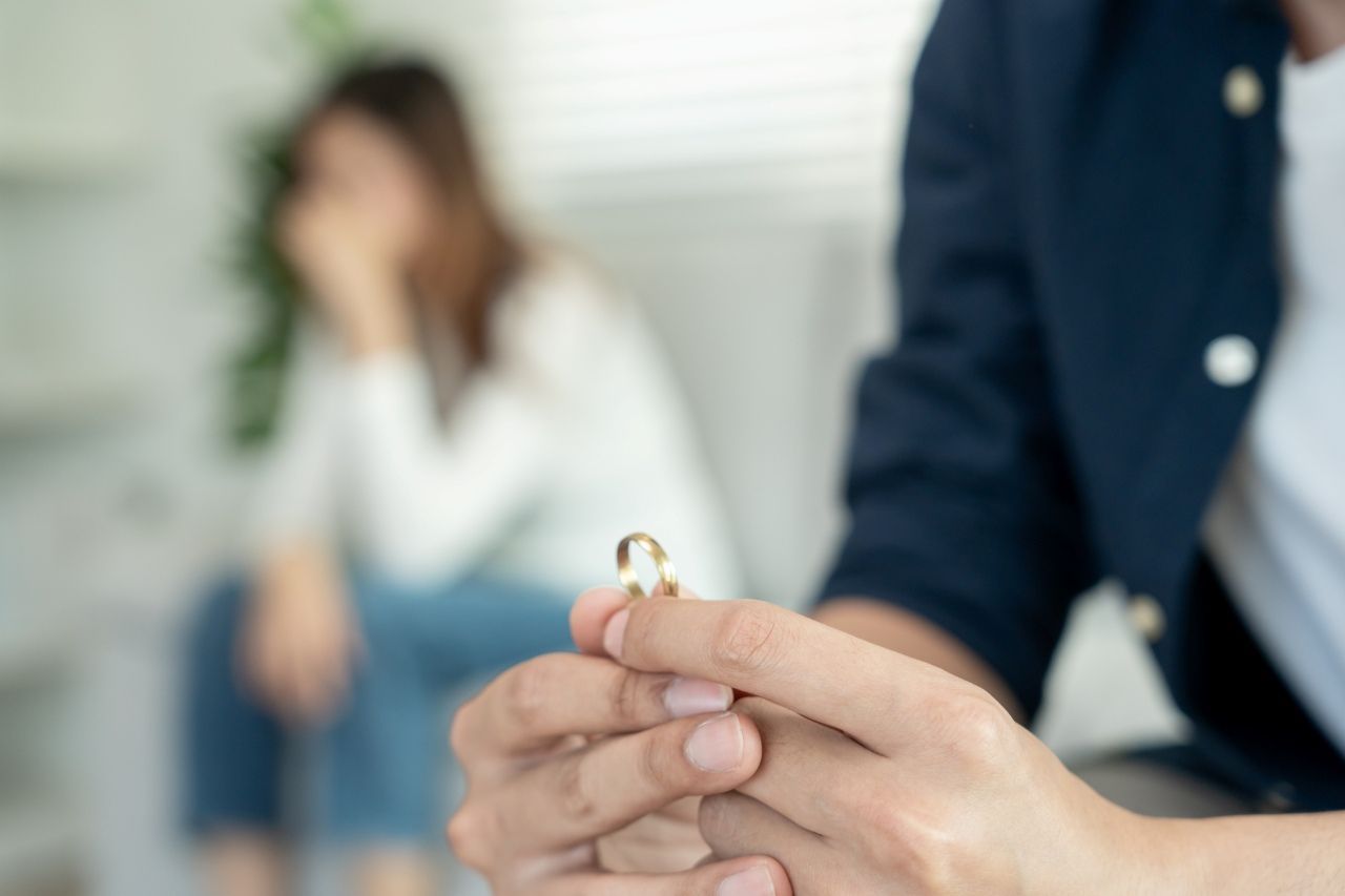 man and woman divorcing