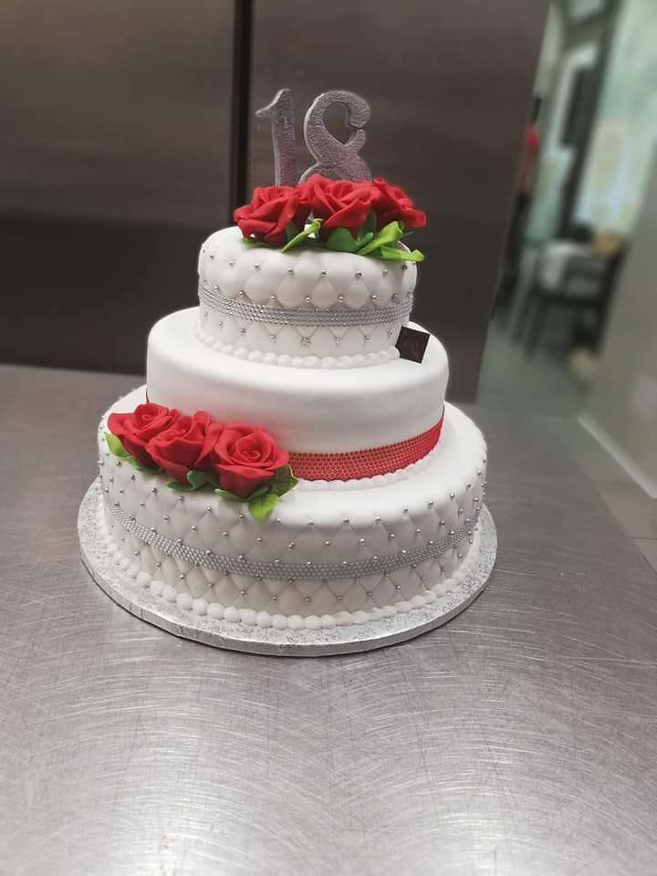 Torta bianca a tre piani con rose rosse e numero