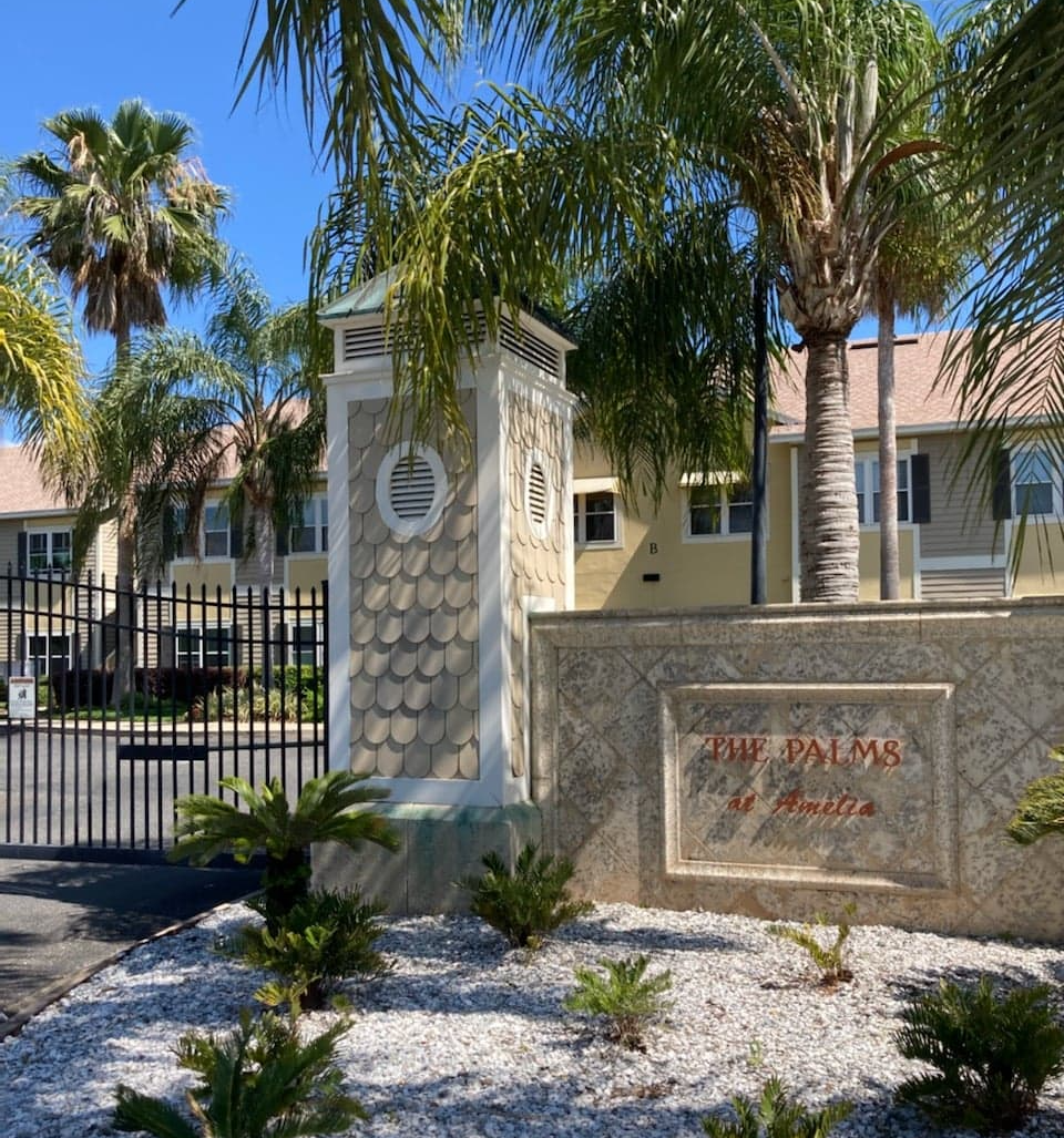 a sign in front of a building that says las palmas