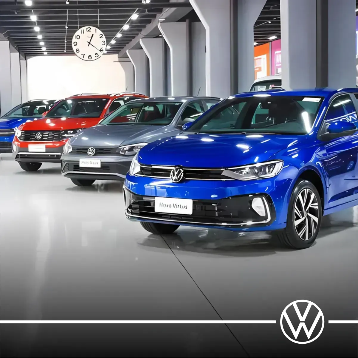 Carros em um showroom da Volkswagen; veículos azuis, vermelhos e cinzas em exposição.