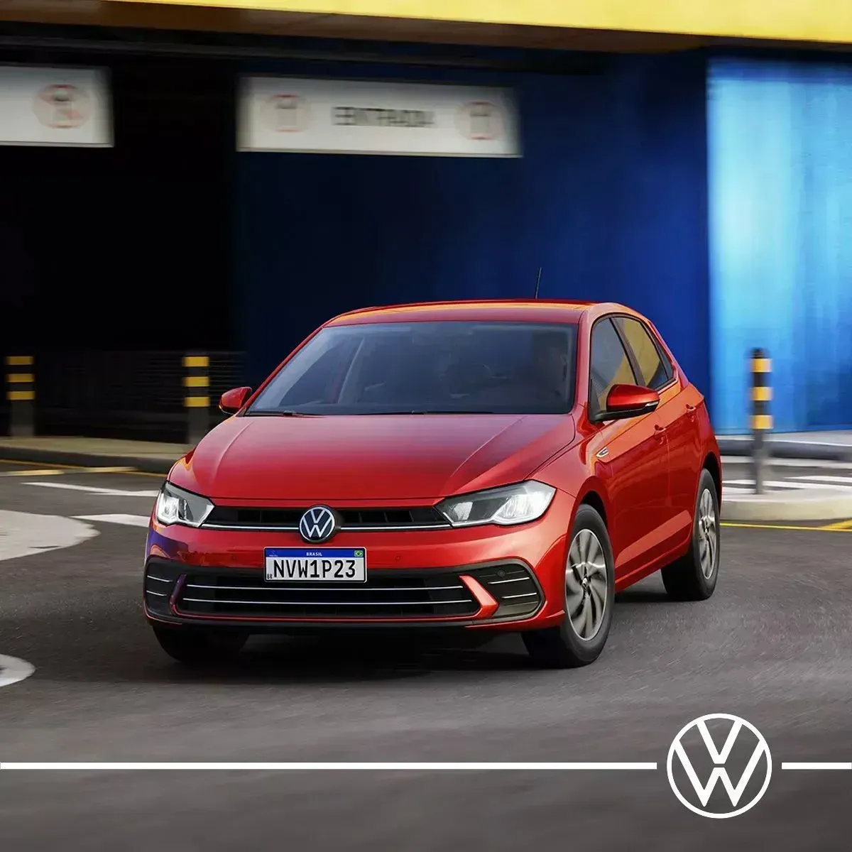 Carro Volkswagen Polo vermelho estacionado em frente à entrada de um prédio, durante o dia.