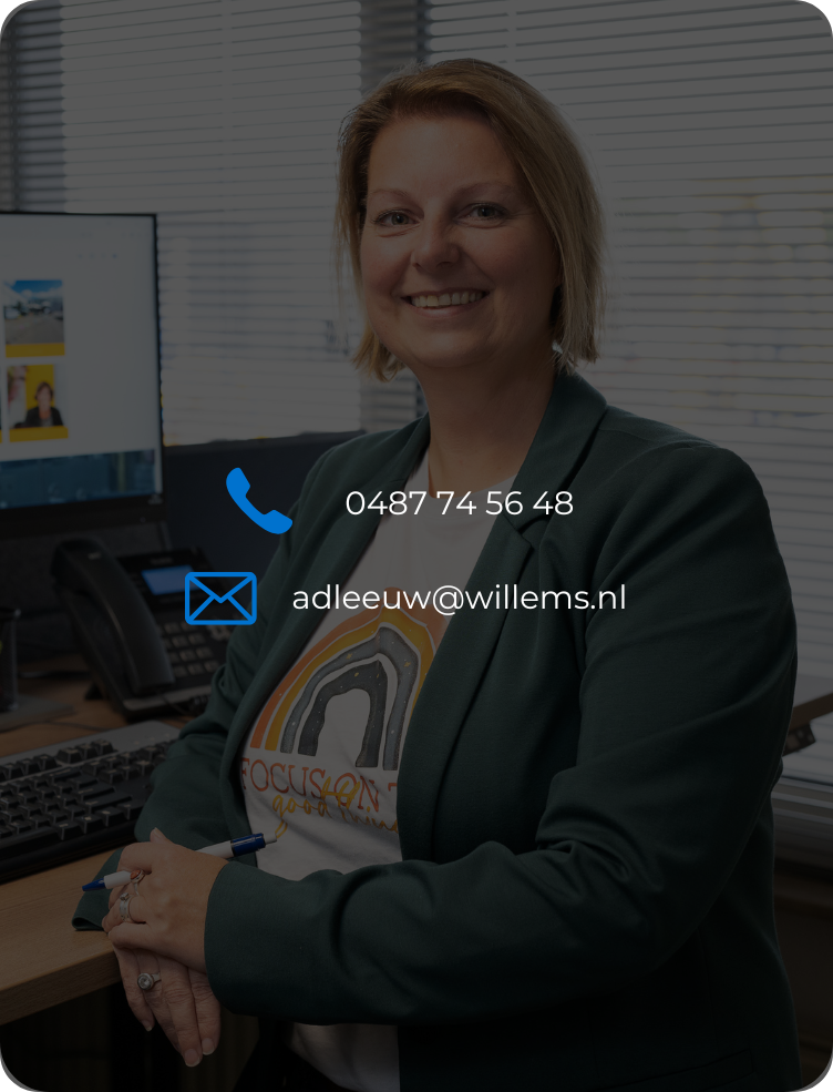 Een glimlachende professional in een donkergroene blazer zit aan een bureau, met contactgegevens over de afbeelding heen geplaatst.