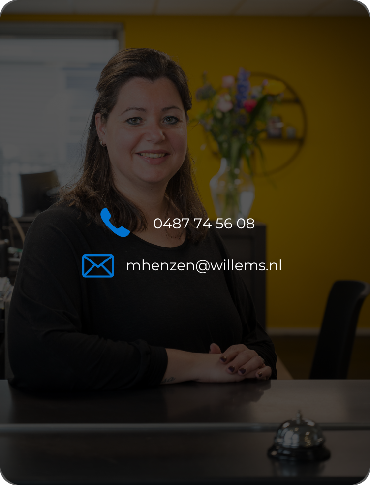 Een professioneel portret van een persoon aan een bureau met contactgegevens, waaronder een telefoonicoon en een e-mailadres.