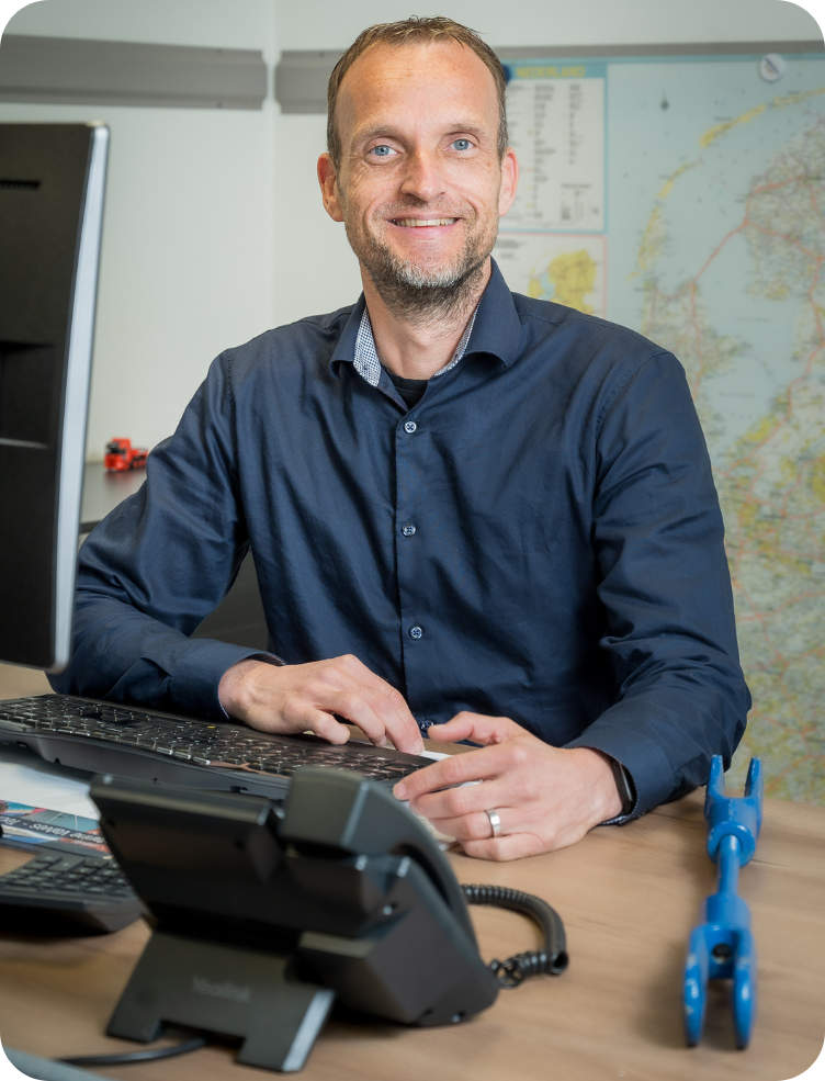 Een man in een groen shirt staat met zijn armen over elkaar in een deuropening. Martijn Lemmers
