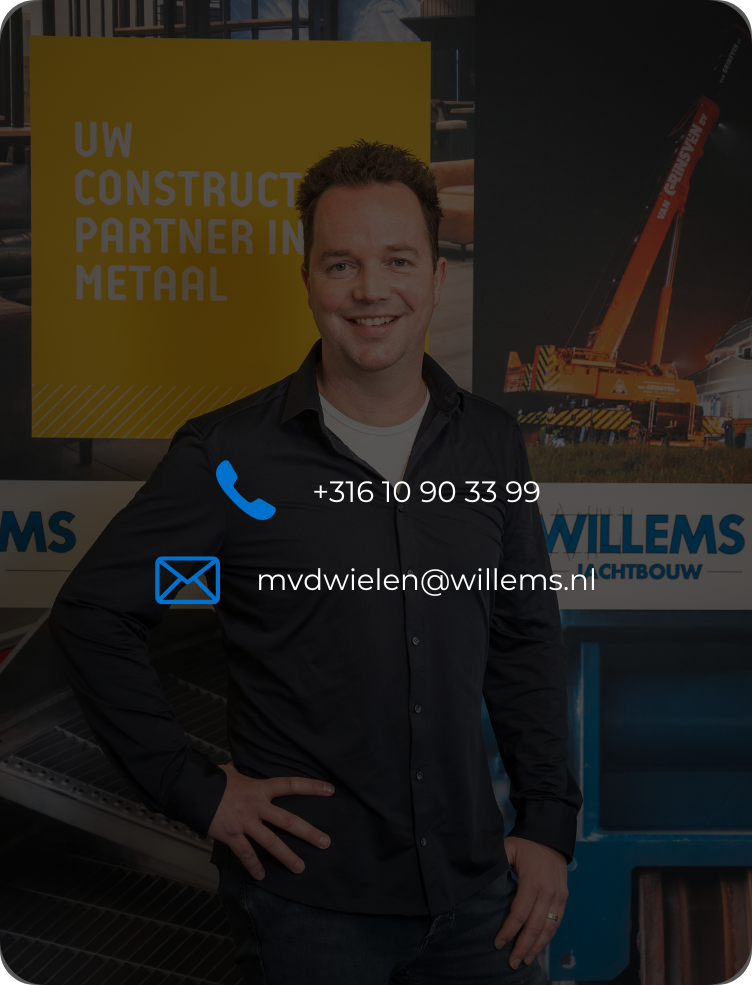 Een lachende professional poseert voor een bedrijfsbord met daarop de contactgegevens (telefoon- en e-mailadres).
