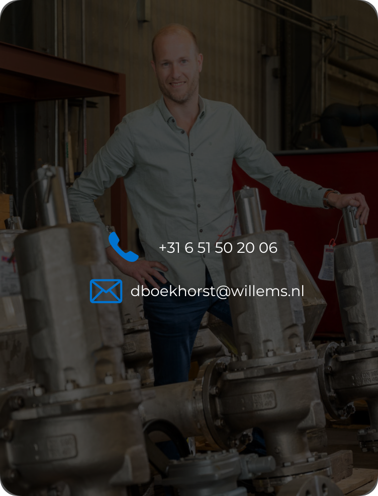 Een man staat in een industriële werkplaats met ventielen. Contactgegevens: telefoon +31 6 51 50 20 06 en e-mail dboekhorst@willems.nl.