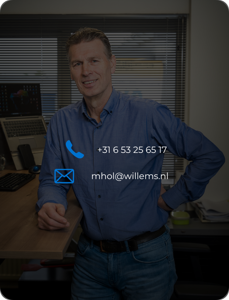 Een man in een blauw shirt leunt tegen een bureau, waarop een telefoonnummer en een e-mailadres staan.