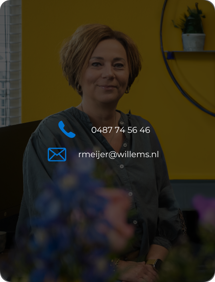 Een persoon in een grijs shirt zit in een gele kamer, met daaroverheen contactpictogrammen voor een telefoonnummer en een e-mailadres.
