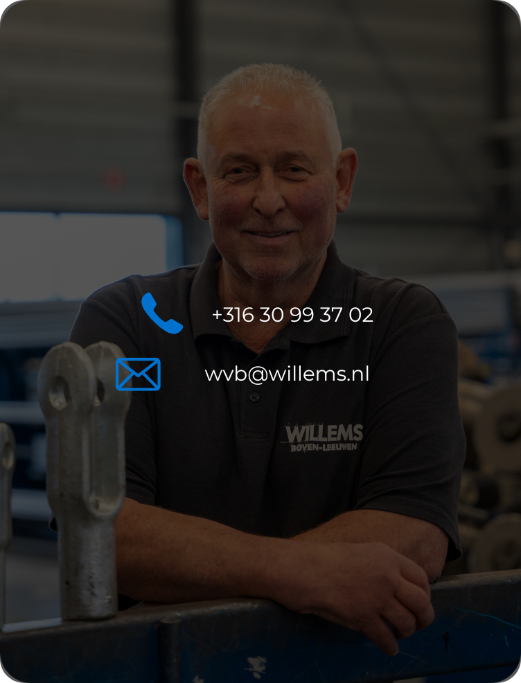 Een glimlachende professional in een poloshirt van het bedrijf, gebogen over een metalen werkbank, met daarop het telefoonnummer en e-mailadres van de contactpersoon.