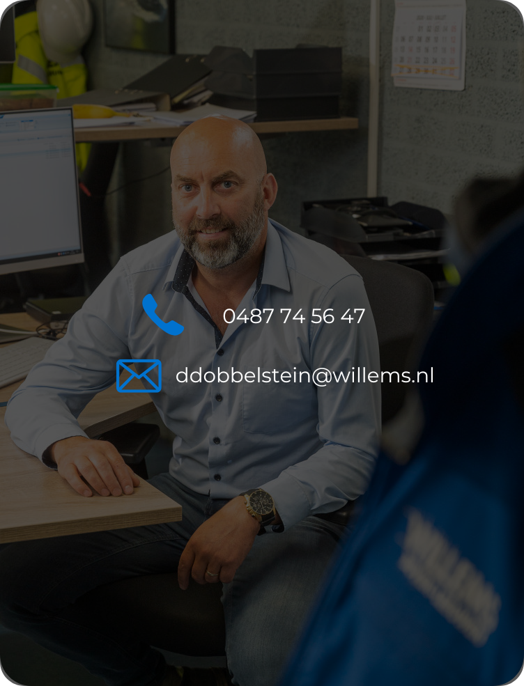 Een professional zit aan een bureau met de volgende contactgegevens boven de afbeelding: 0487 74 58 47 en ddobbelstein@willems.nl.