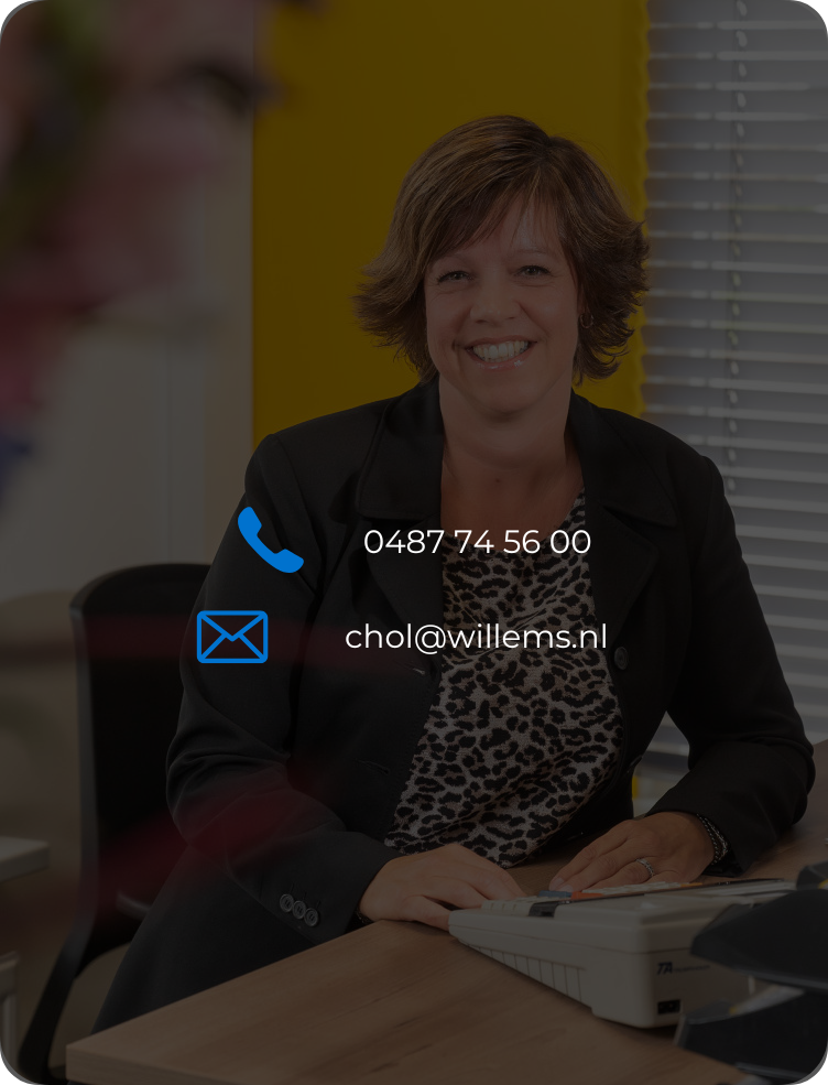 Een lachende vrouw zit aan een bureau in een kantoor, met contactgegevens op een overlay.