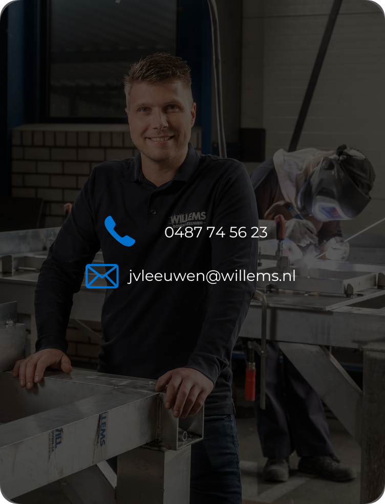 Een persoon lacht in een werkplaats met een wazige achtergrond; contacttelefoonnummer 0487 74 56 23 en e-mailadres zijn zichtbaar.