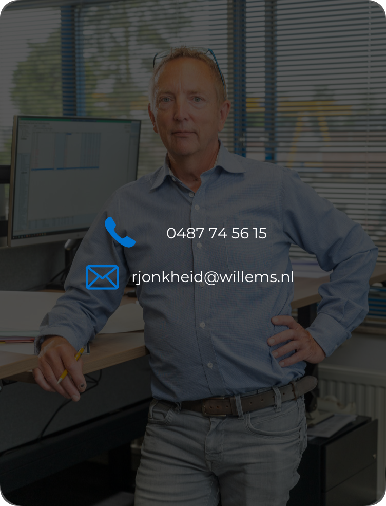 Een persoon staat in een kantoor naast een bureau, met een telefoonnummer en e-mailadres over de afbeelding heen.