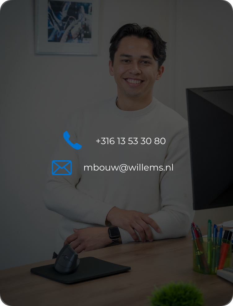 Een professional zit glimlachend achter een bureau, met een telefoonnummer en e-mailadres over de afbeelding heen.