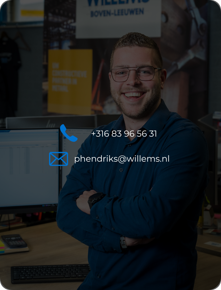 Een glimlachend persoon met een bril, gekleed in een donkerblauw shirt, poseert met de armen over elkaar in een kantoor met contactgegevens.