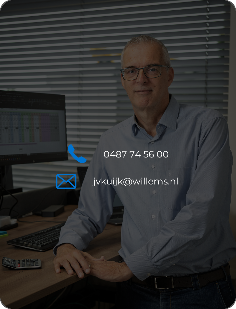 Een man zit aan een bureau met computerapparatuur en toont een telefoonnummer en e-mailadres voor contactdoeleinden.