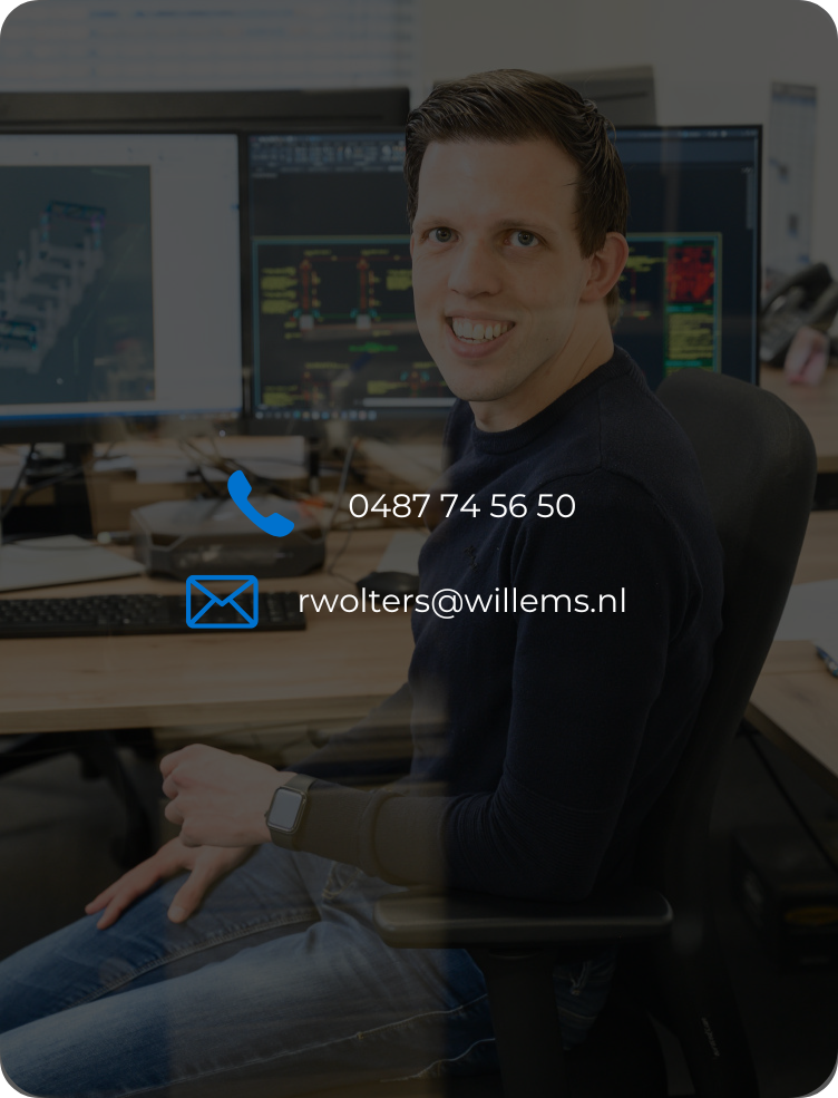 Een persoon zit aan een bureau met computermonitoren waarop contactgegevens worden weergegeven: 0487 74 56 50 en rwelters@willems.nl.