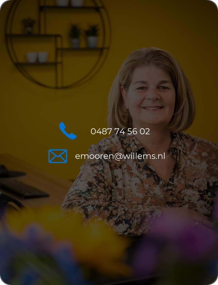 Een professioneel portret tegen een gele muur, met daarop een telefoonnummer en e-mailadres voor contactgegevens.