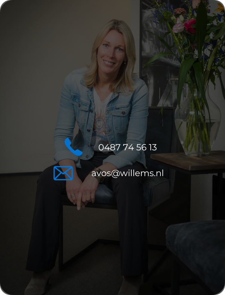 Een persoon zit op een stoel naast bloemen, met een telefoonicoon met 0457 74 56 13 en een e-mailicoon voor avos@willems.n.