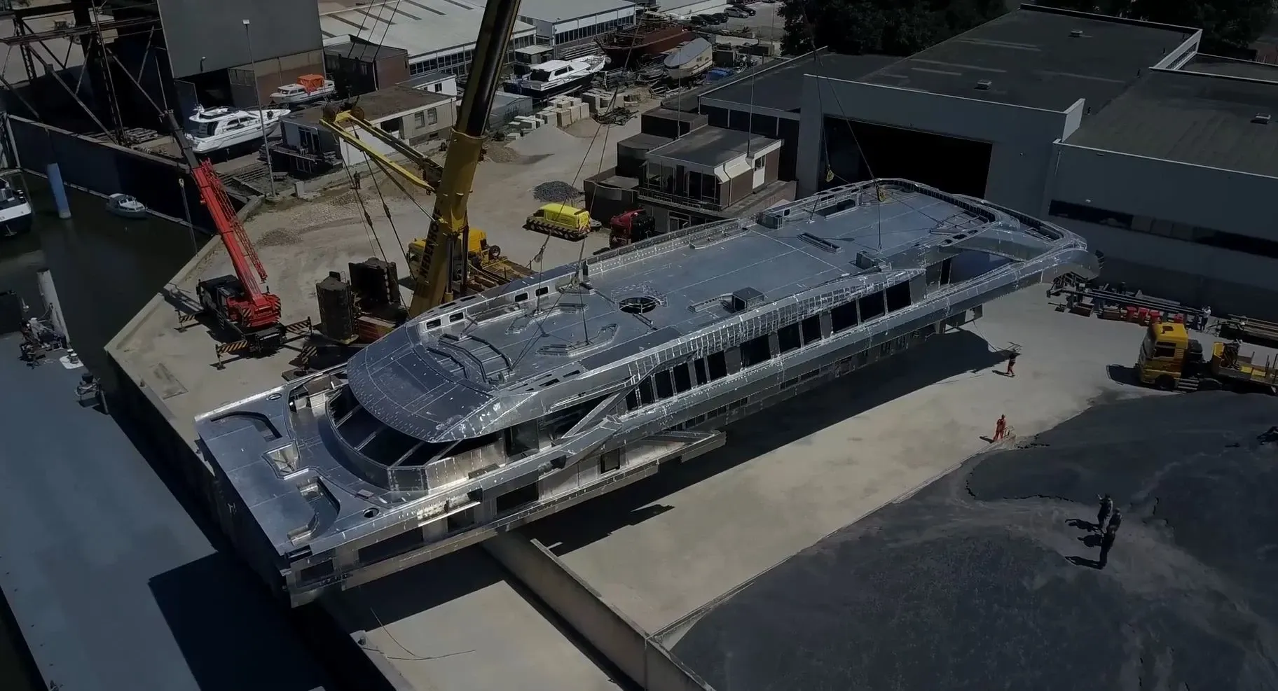 Een luchtfoto van een groot schip in aanbouw
