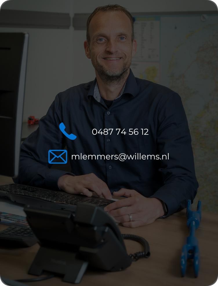 Een glimlachende man zit aan een bureau met een computer en telefoon, waarop de contactgegevens staan: 0487 74 56 12 en mlemmers@willems.nl.