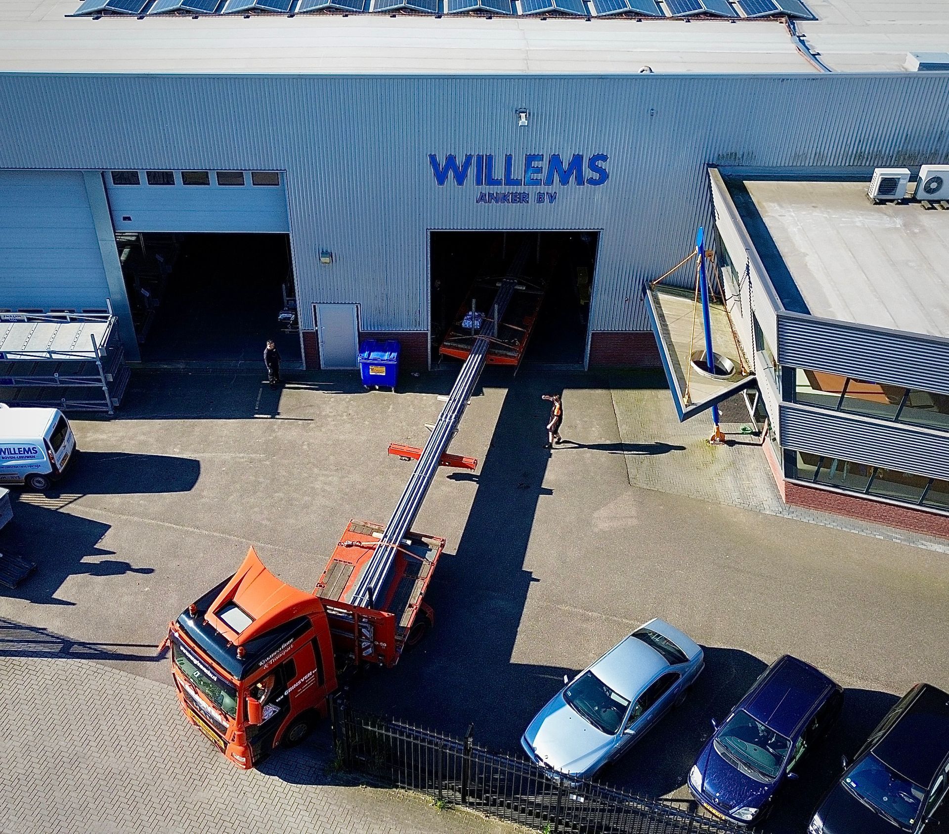 In een fabriek wordt een grote metalen constructie gebouwd