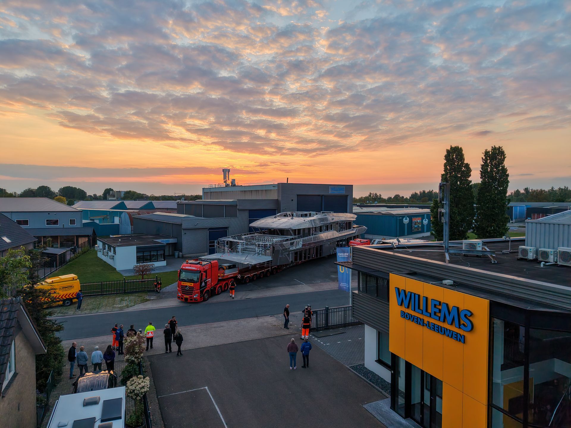 Een gele bus met het woord splash erop Door Willems Boven-Leeuwen. Amfibibus