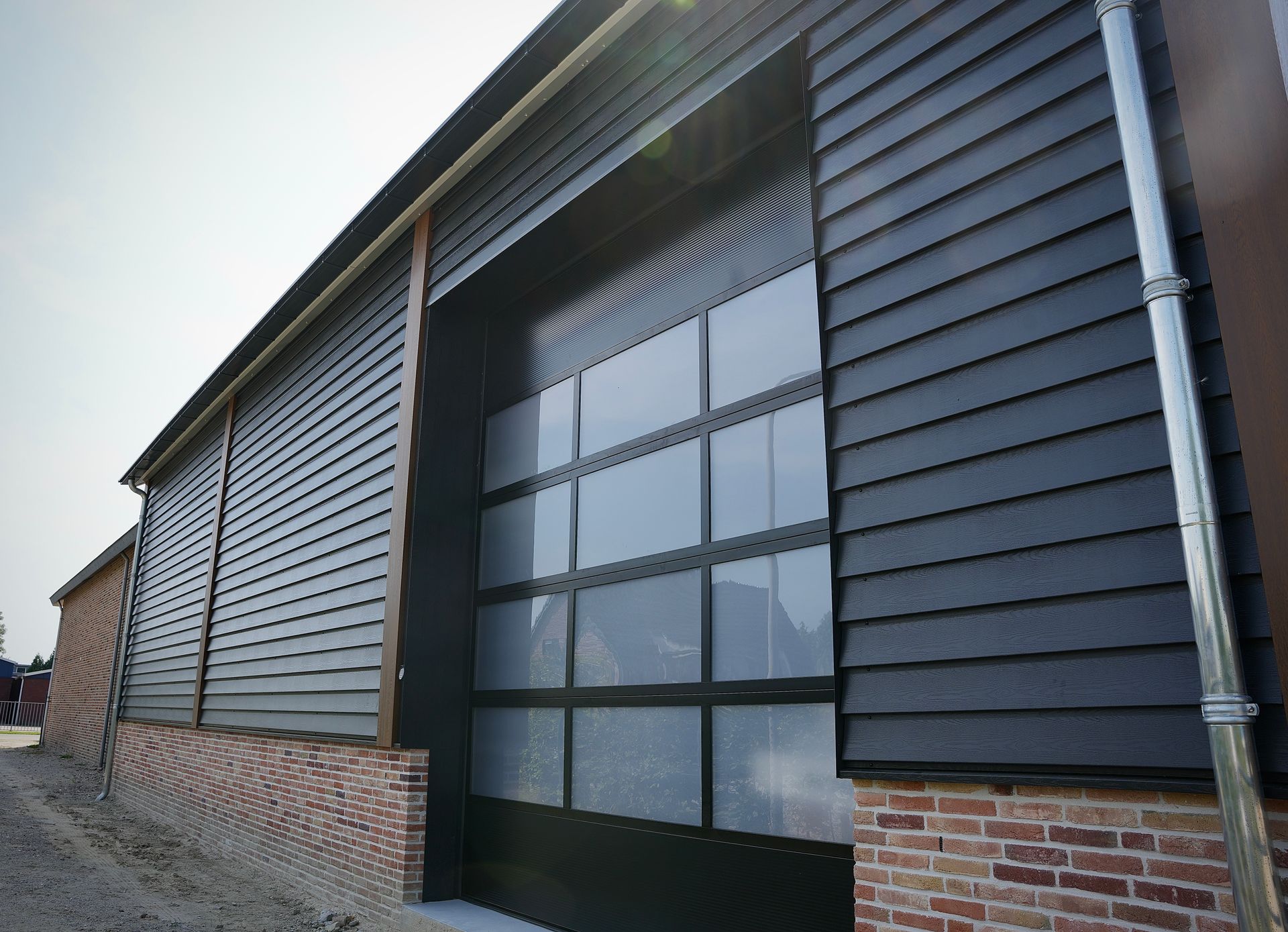In een fabriek wordt een grote metalen constructie gebouwd