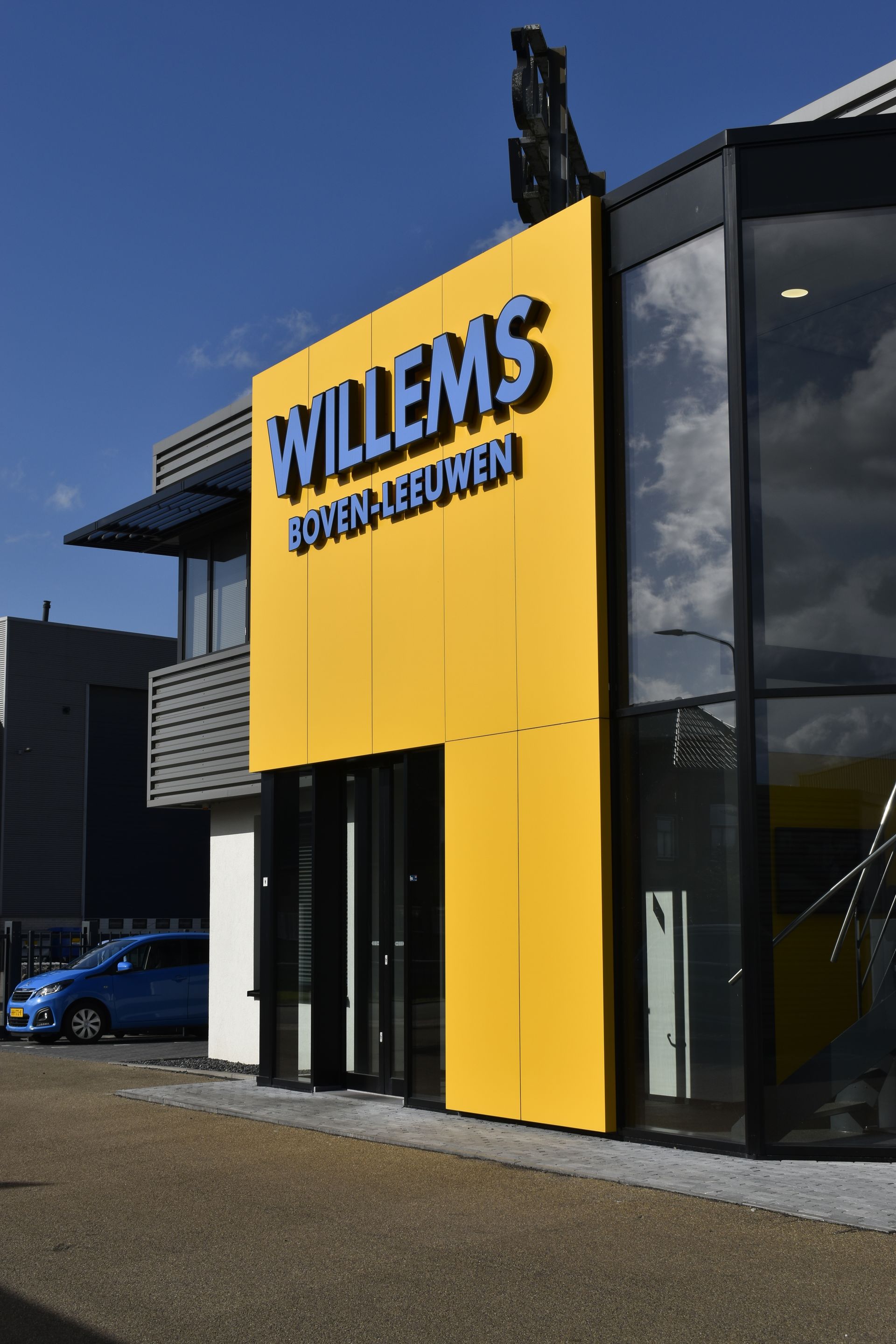 Een geel gebouw met het woord willems erop