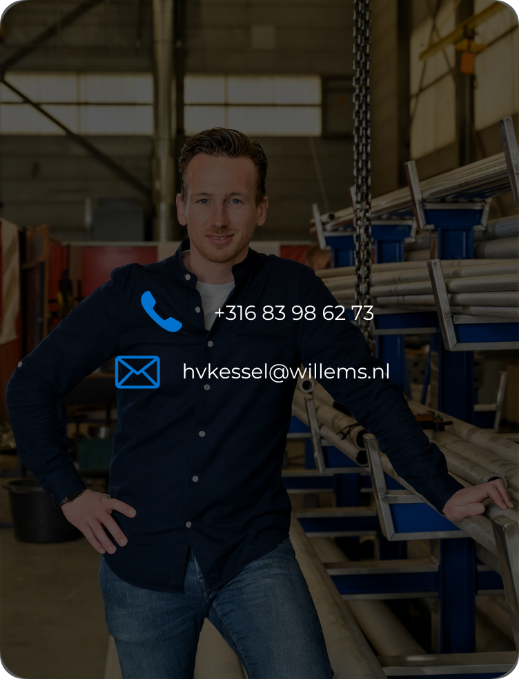 Een man staat in een magazijn met contactgegevens: telefoonnummer 06 1363 9862 en e-mailadres ivkessel@willems.nl.