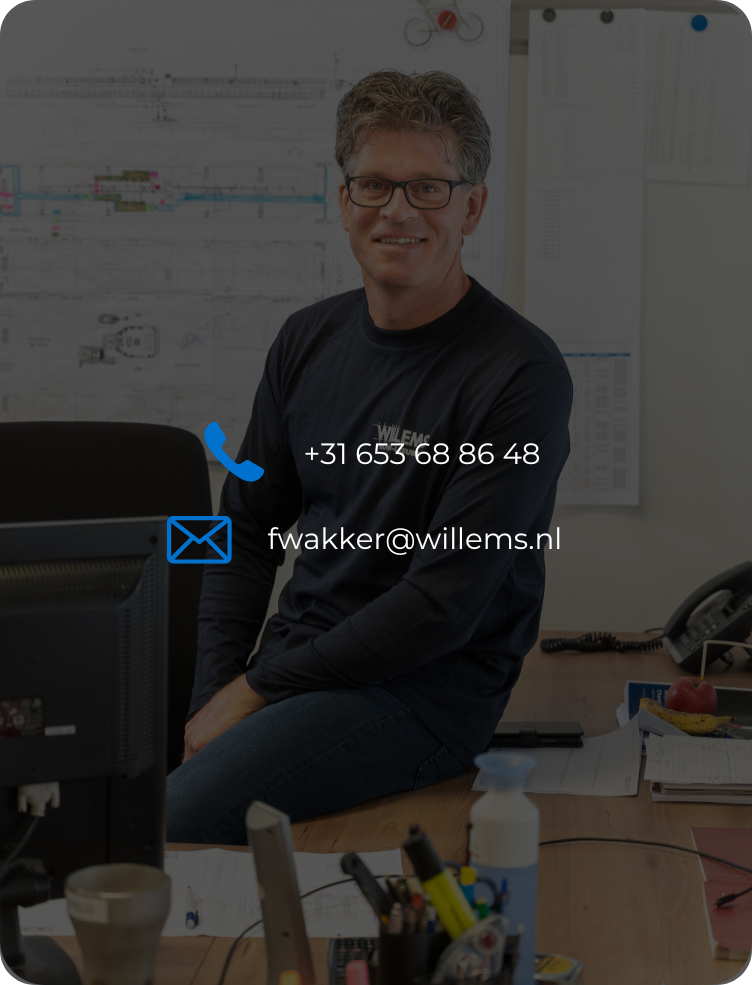 Een man in een donkere trui zit aan een bureau met een telefoonnummer en e-mailadres over de afbeelding heen.
